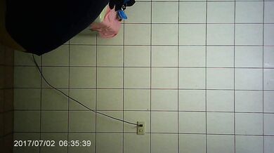 亲戚家的女儿因为要参加考试借宿我家,趁机偷拍她洗澡,竟然拿垫脚石补习班的袋子装内衣 (2)